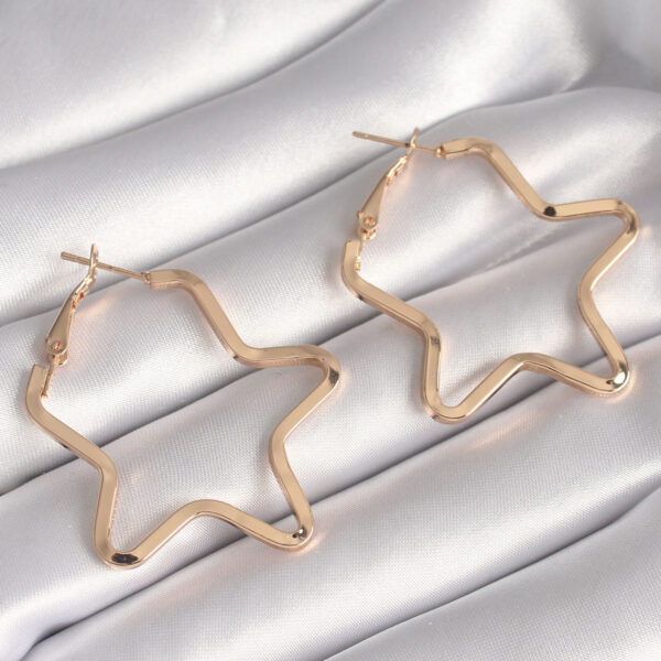 Gold Renk Yıldız Model Küpe