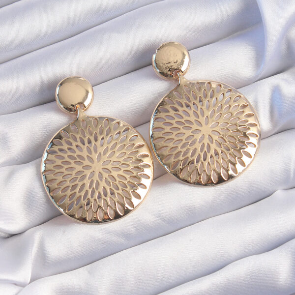 Gold Renk Oval İşlemeli Küpe
