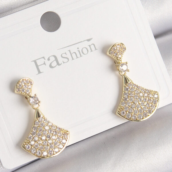 Gold Renk Zirkon Taşlı Motif Model Küpe