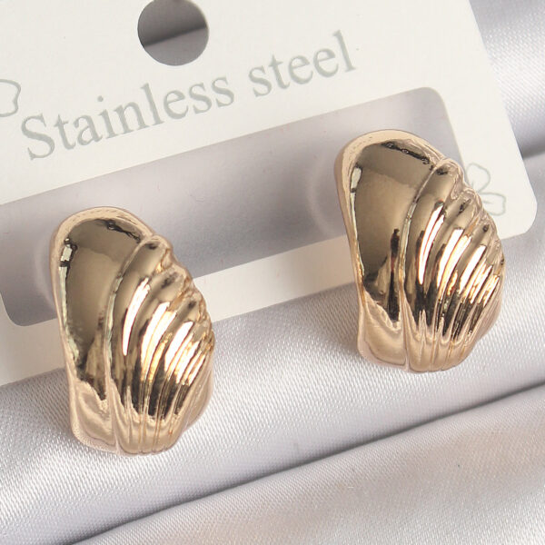Gold Renk İşleme Detaylı Yarım Halka Model Küpe