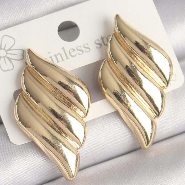 Gold Renk 3 Sıralı Dalgalı Model Küpe