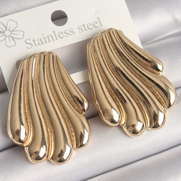 Gold Renk İşlemeli İstirdye Model Küpe