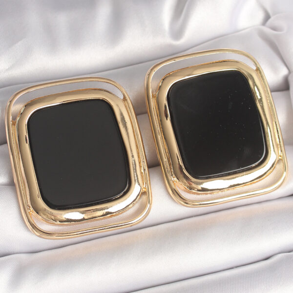 Gold Renk Siyah Mineli Kare Model Küpe