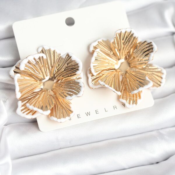 Gold Renk Beyaz Mine Detaylı Lotus Küpe