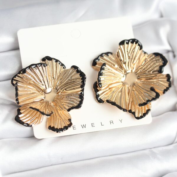Gold Renk Siyah Mine Detaylı Lotus Küpe