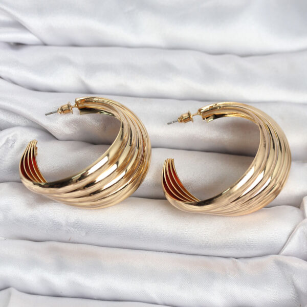 Çelik Gold Renk Yarım Halka Model Küpe
