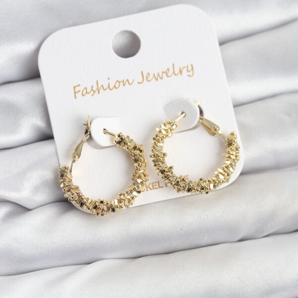 Gold Renk Küçük Tırtıklı Halka Model Küpe