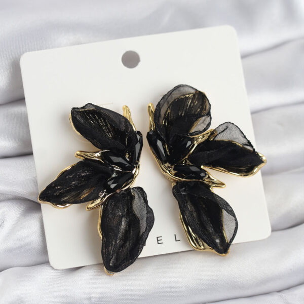 Lotus Model Siyah Renk Tüllü Küpe