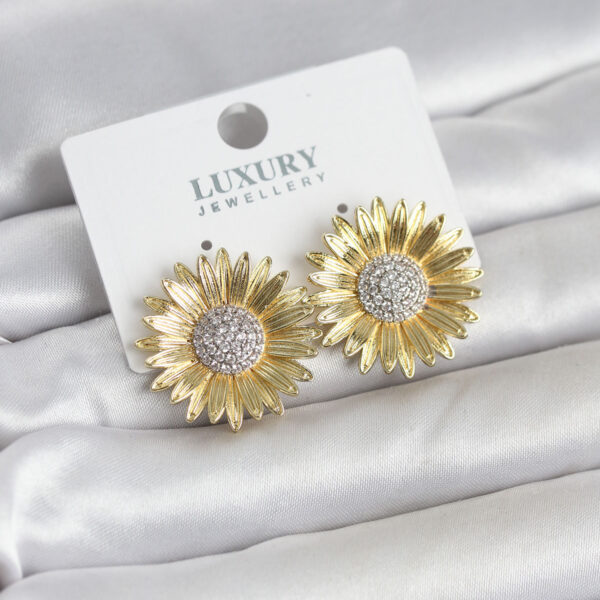 Papatya Model Zirkon Taşlı Gold Renk Küpe