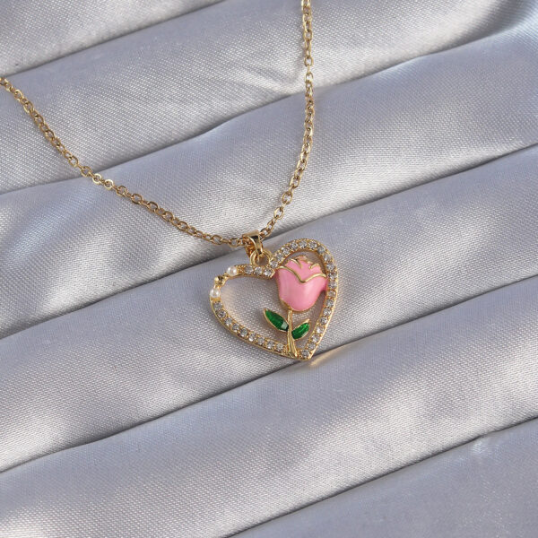 Çelik Zincirli Gold Renk Zirkon Taşlı Kalp İçinde Pembe Gül Tasarımlı Kolye