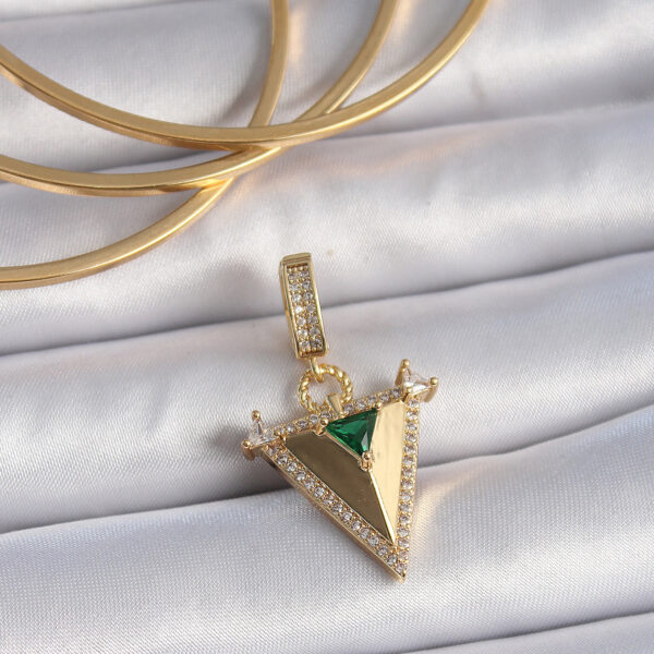Gold Renk Zirkon Taşlı 3D Üçgen Model Ajda Charm