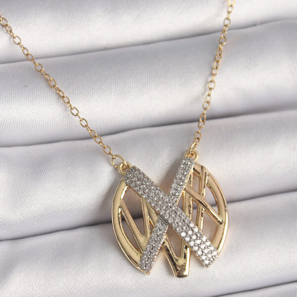 Çelik Gold Renk Zirkon Taşlı Vintage Model Kolye