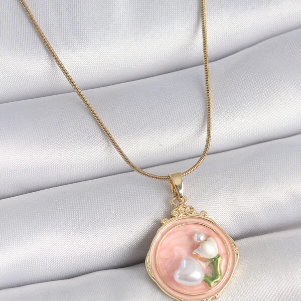 Çelik Gold Renk Zincir Pembe Mineli İncili Çiçek İşlemeli Portre Model Kolye