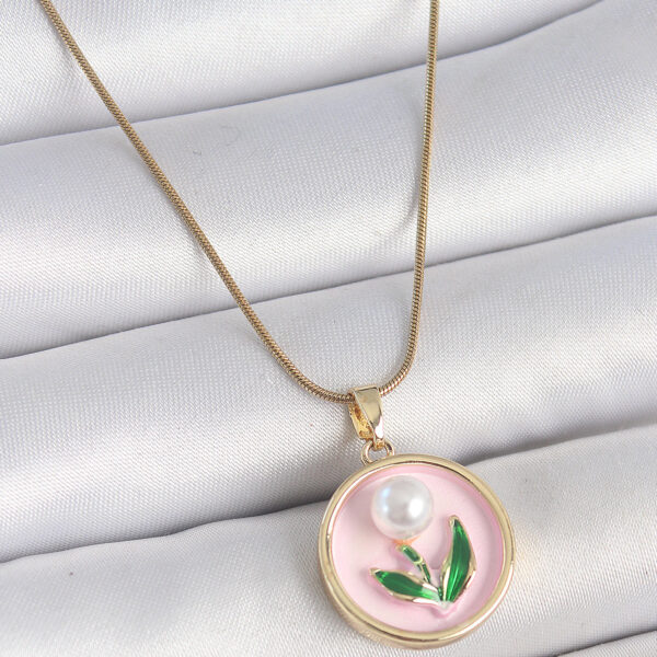 Çelik Gold Renk Zincir Pembe Mineli İncili Çiçek İşlemeli Portre Model Kolye