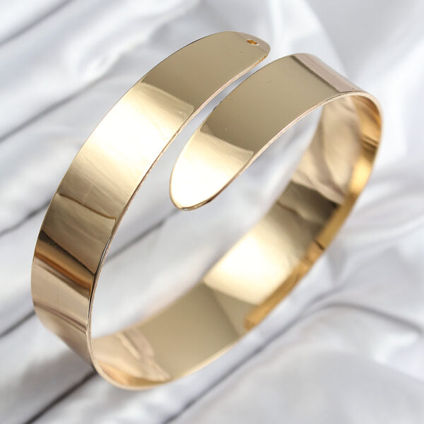 Sarmal Model Gold Renk Pazu Bileklik
