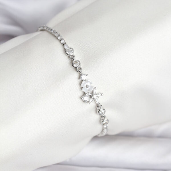 Çiçekli Model Zirkon Taşlı Gümüş Renk Su Yolu Bileklik