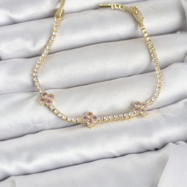 Pembe Yonca Detaylı Zirkon Taşlı Gold Renk Su Yolu Bileklik
