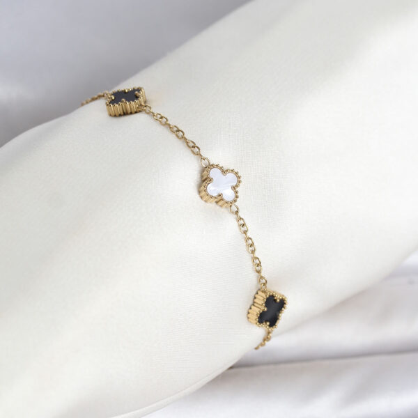 Çelik Gold Renk Siyah Beyaz Baby Yonca Model Bileklik