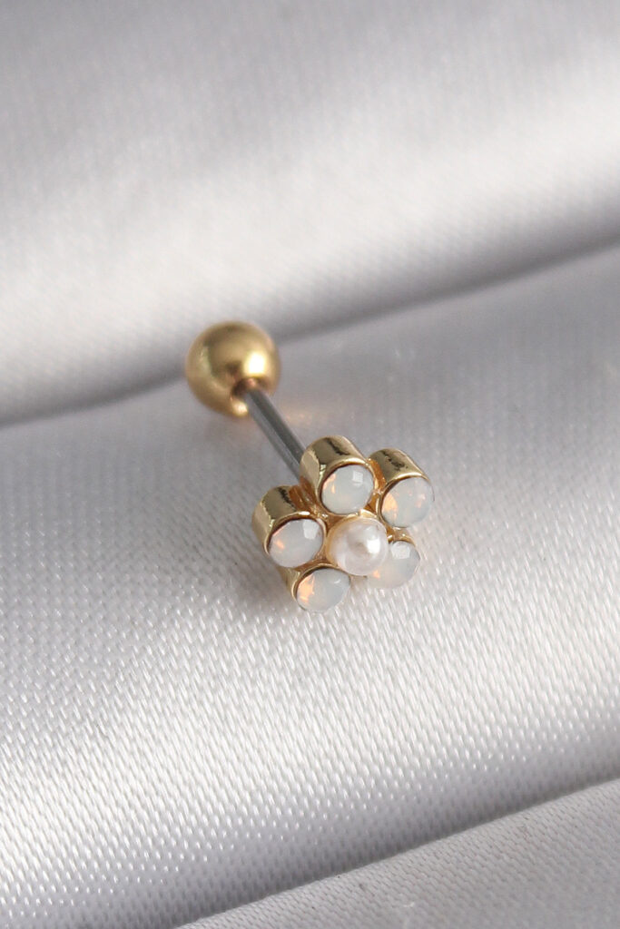 Çelik Gold Renk Zirkon Taşlı Çiçek Model Tragus Piercing