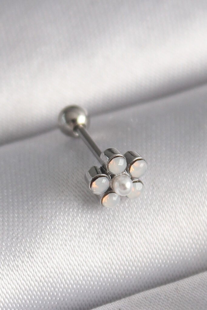 Çelik Gümüş Renk Zirkon Taşlı Çiçek Model Tragus Piercing