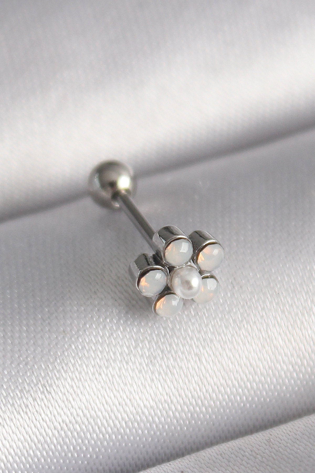 Çelik Gümüş Renk Zirkon Taşlı Çiçek Model Tragus Piercing