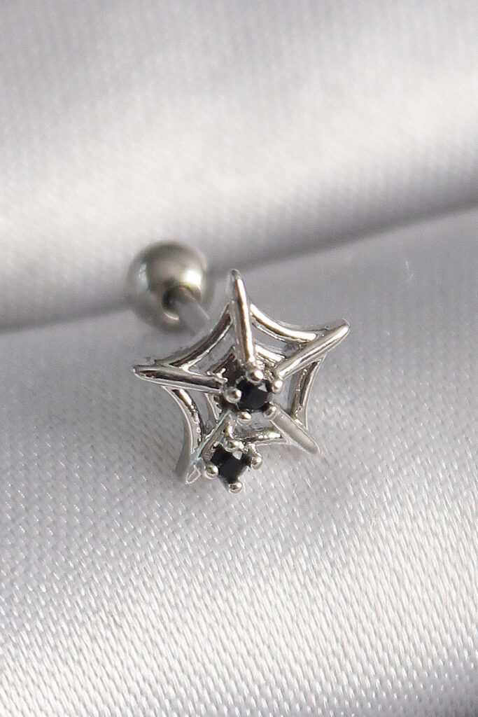Çelik Gümüş Renk Siyah Zirkon Taş Detay Örümcek Ağ Model Tragus Piercing