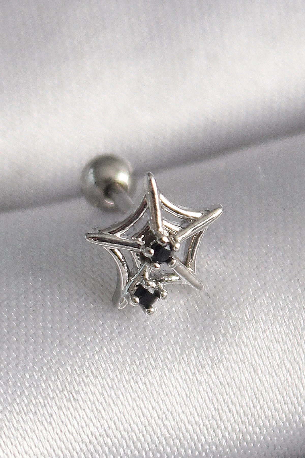 Çelik Gümüş Renk Siyah Zirkon Taş Detay Örümcek Ağ Model Tragus Piercing