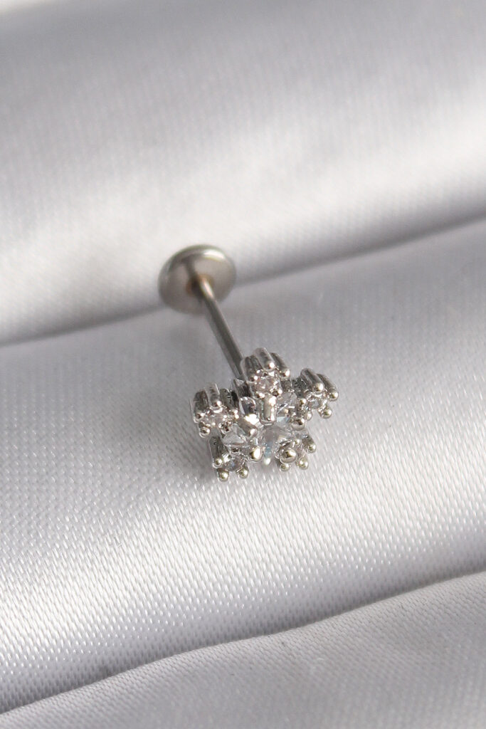 Çelik Gümüş Renk Zirkon Taşlı Yıldız Model Tragus Piercing