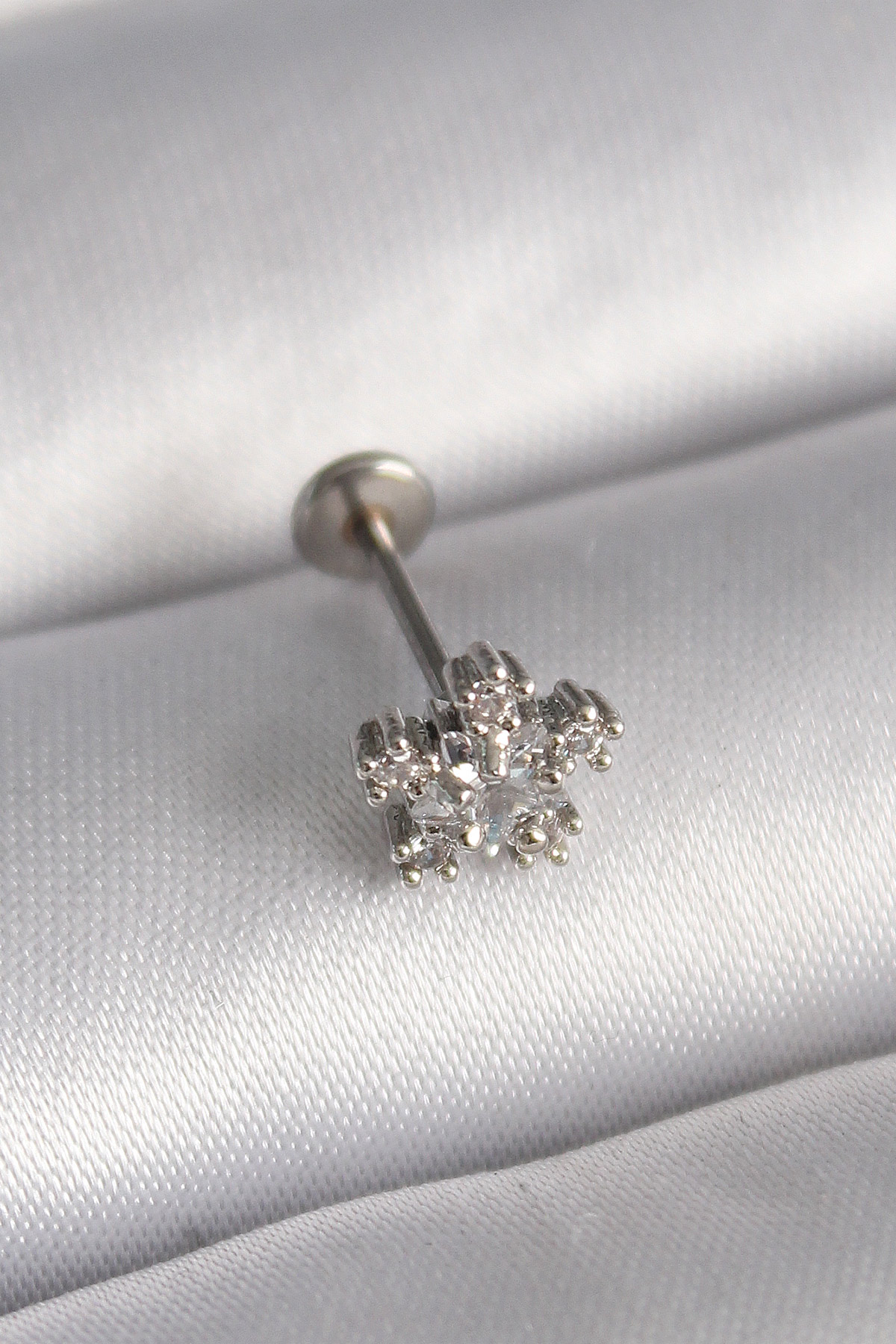 Çelik Gümüş Renk Zirkon Taşlı Yıldız Model Tragus Piercing