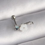 Çelik Gümüş Renk Zirkon Taş Detay Beyaz Çiçek Model Tragus Piercing