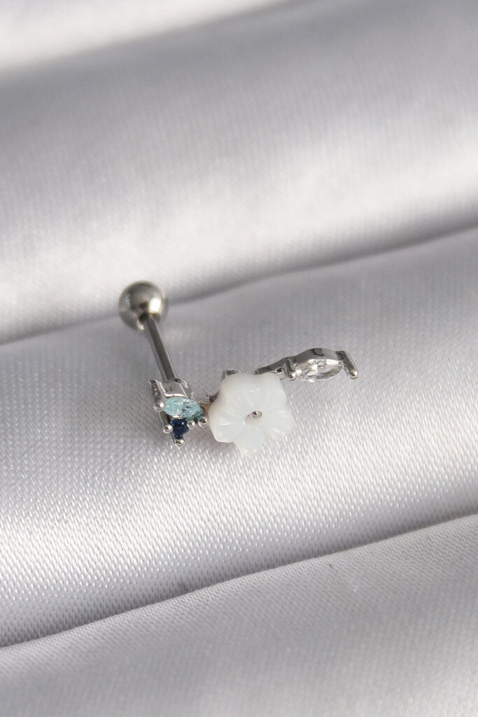 Çelik Gümüş Renk Zirkon Taş Detay Beyaz Çiçek Model Tragus Piercing