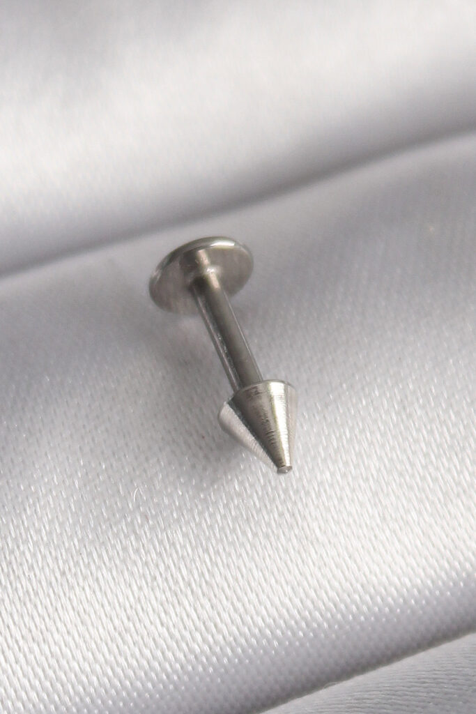 Çelik Gümüş Renk Çivi Model Piercing