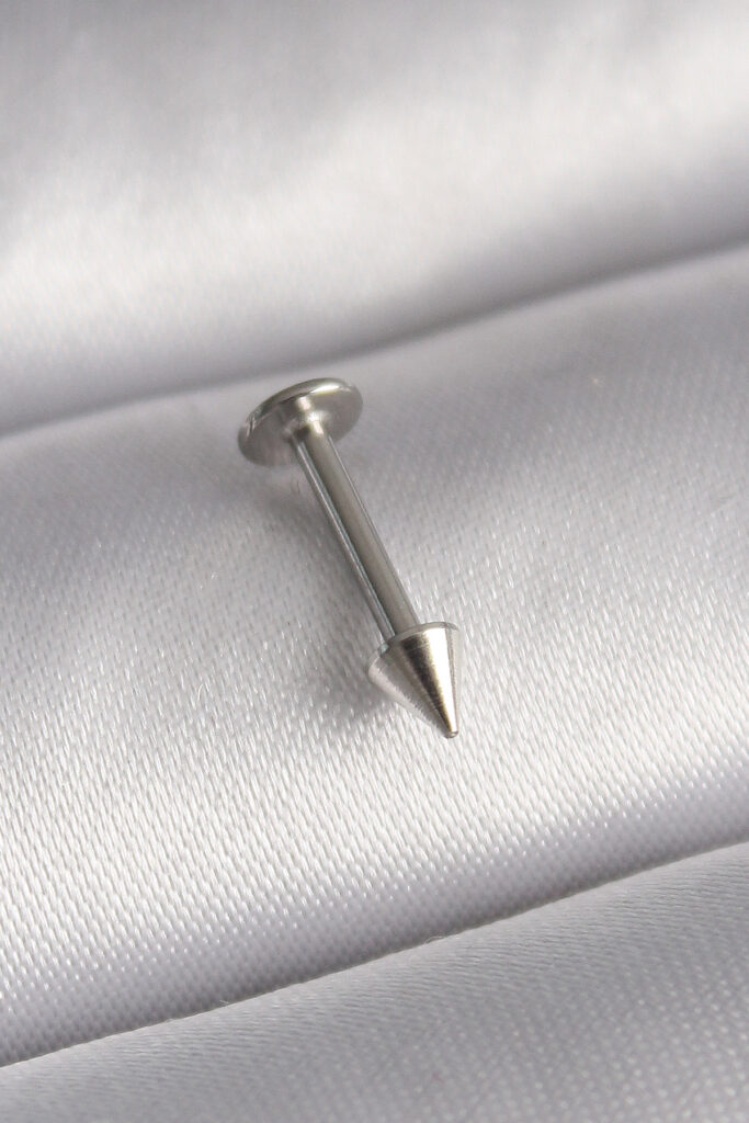 Çelik Gümüş Renk Çivi Model Piercing
