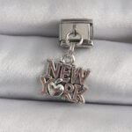 Çelik Gümüş Renk Sallantı New York Yazı Model Nomination Charm