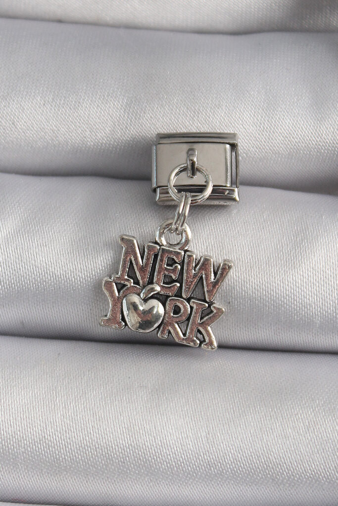Çelik Gümüş Renk Sallantı New York Yazı Model Nomination Charm
