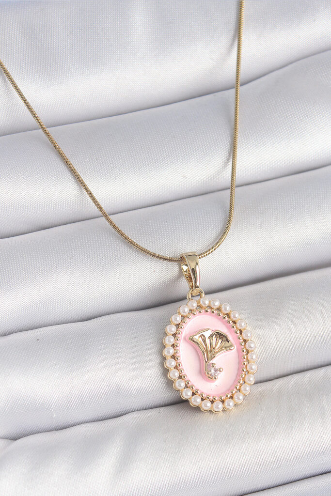 Çelik Gold Renk Zincir Pembe Mineli İncli Zirkon Taşlı Çiçek İşlemeli Portre Model Kolye