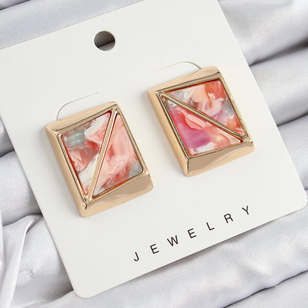 Pembe Üçgen Kesim Detaylı Kare Model Vintage Gold Renk Küpe