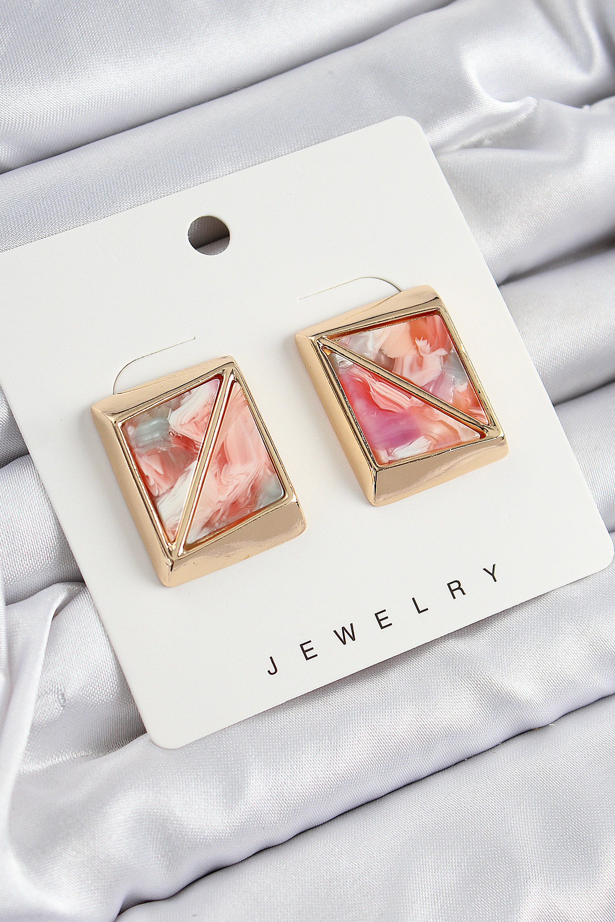 Pembe Üçgen Kesim Detaylı Kare Model Vintage Gold Renk Küpe