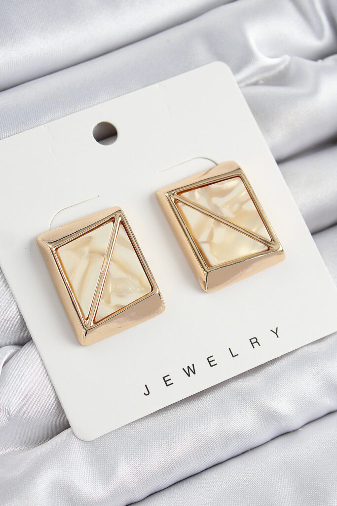 Krem Üçgen Kesim Detaylı Kare Model Vintage Gold Renk Küpe