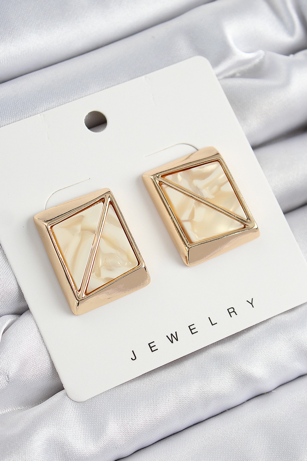 Krem Üçgen Kesim Detaylı Kare Model Vintage Gold Renk Küpe