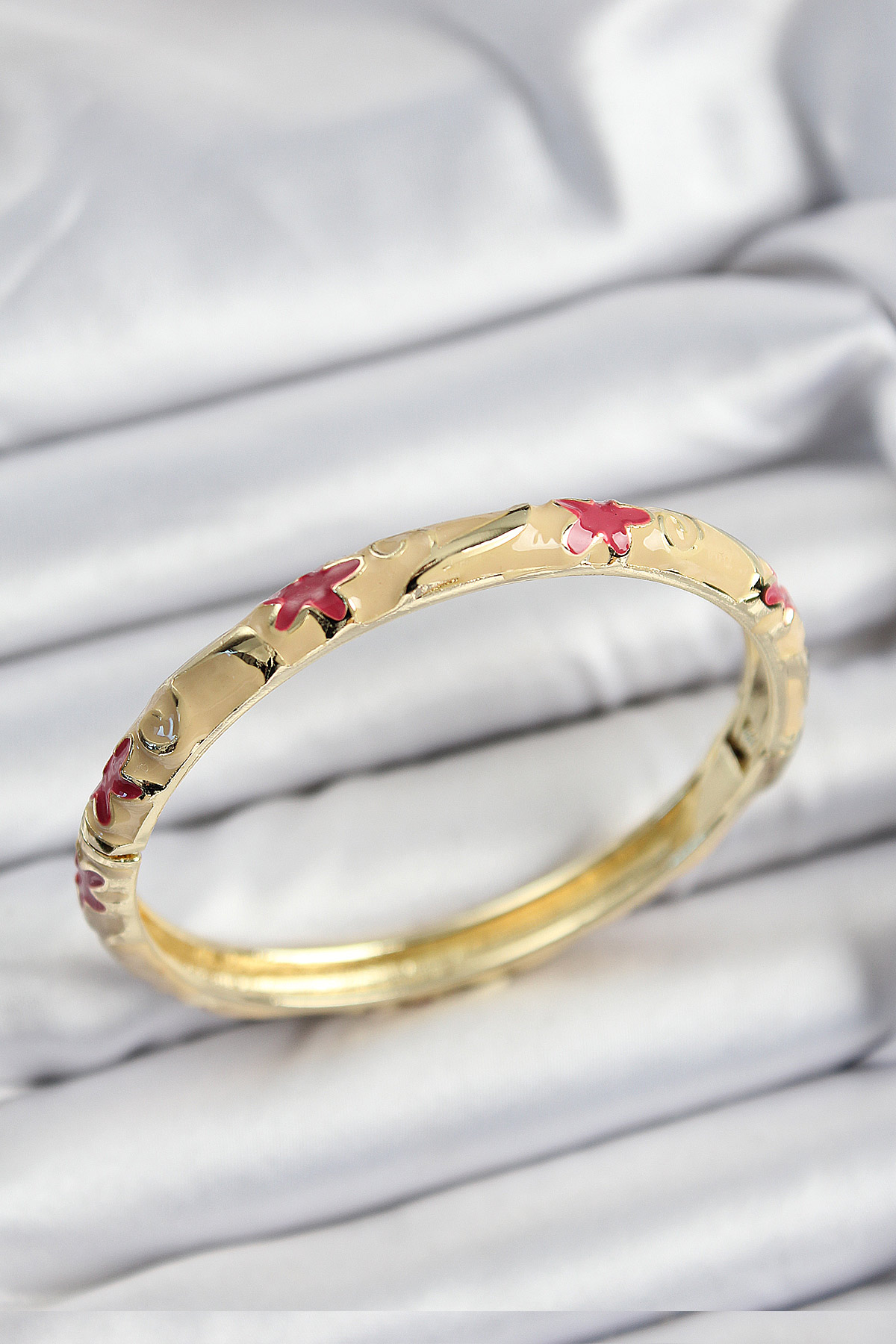 Mineli Pembe Ve Krem Çiçek Motifli Gold Renk Kelepçe