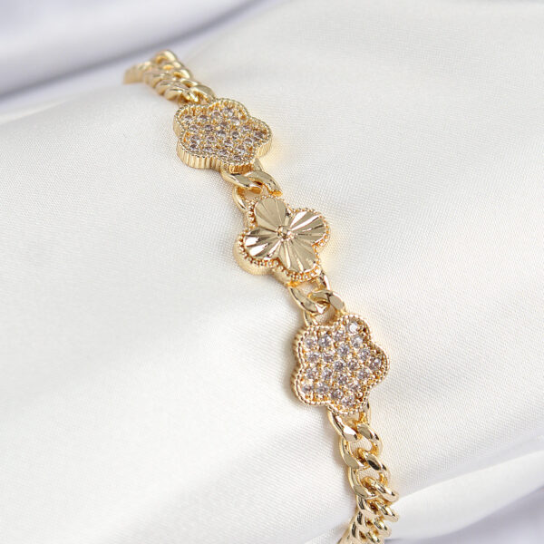 Zirkon Taşlı Yonca Model Gold Renk Bileklik