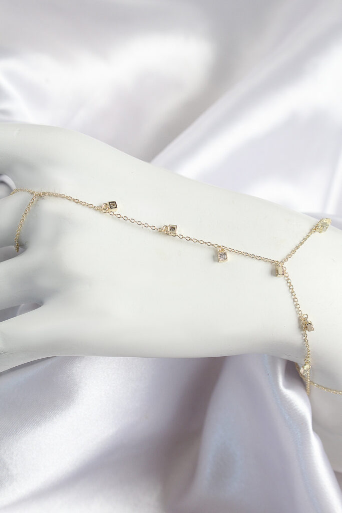 Zirkon Taşlı Sallantılı Model Gold Renk Şahmeran