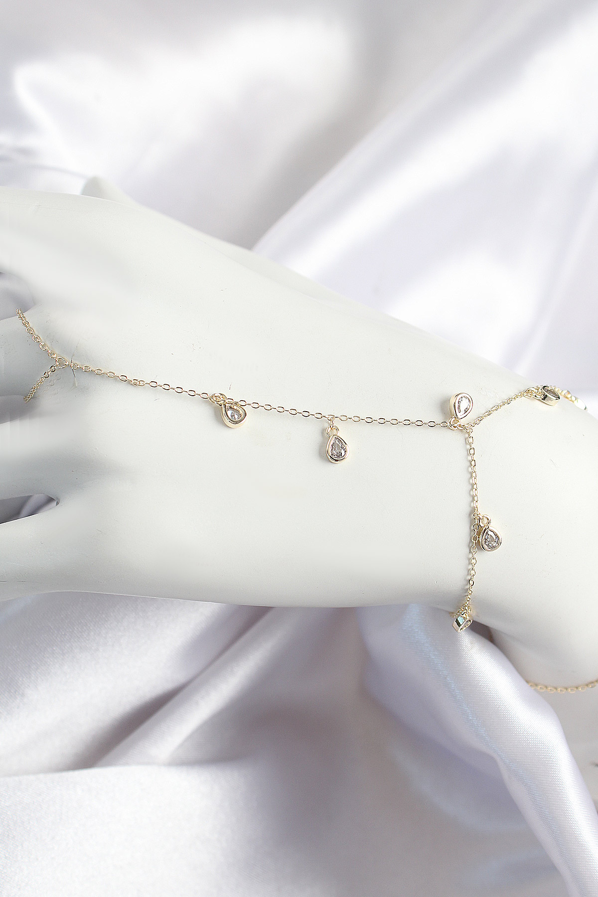 Zirkon Taşlı Sallantılı Damla Model Gold Renk Şahmeran