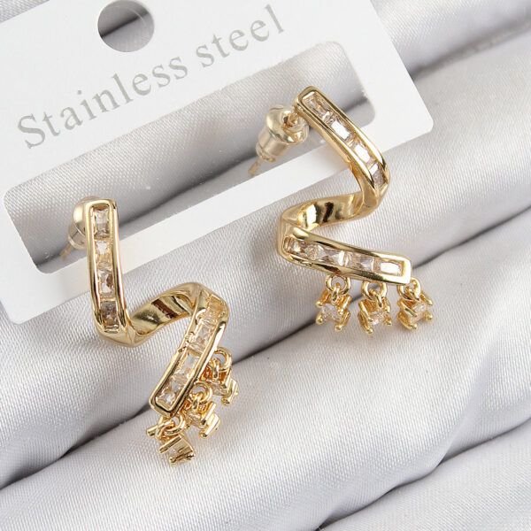 Zirkon Taşlı Kıvrımlı Model Gold Renk Küpe