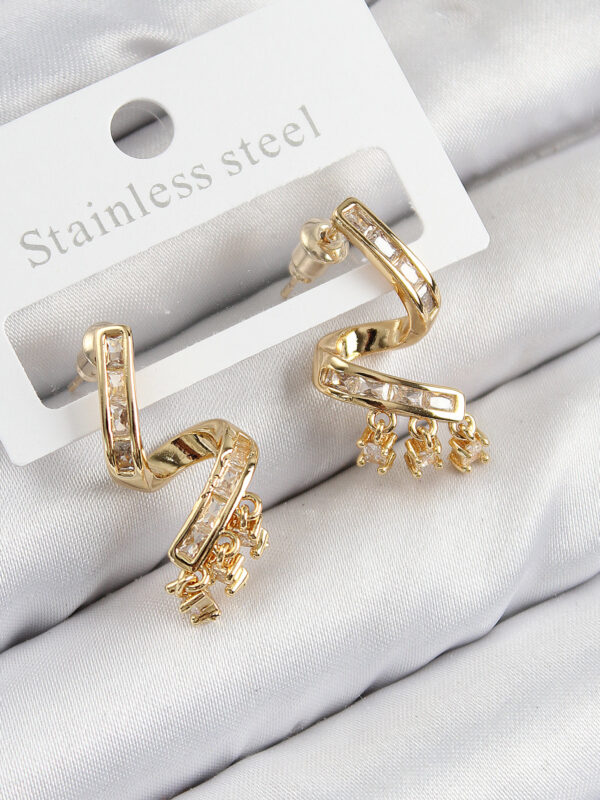 Zirkon Taşlı Kıvrımlı Model Gold Renk Küpe