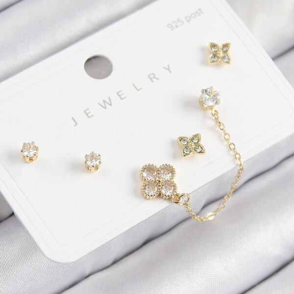 Zirkon Taşlı Yonca Model Gold Renk 925 Ayar Gümüş Çivi Küpe Set