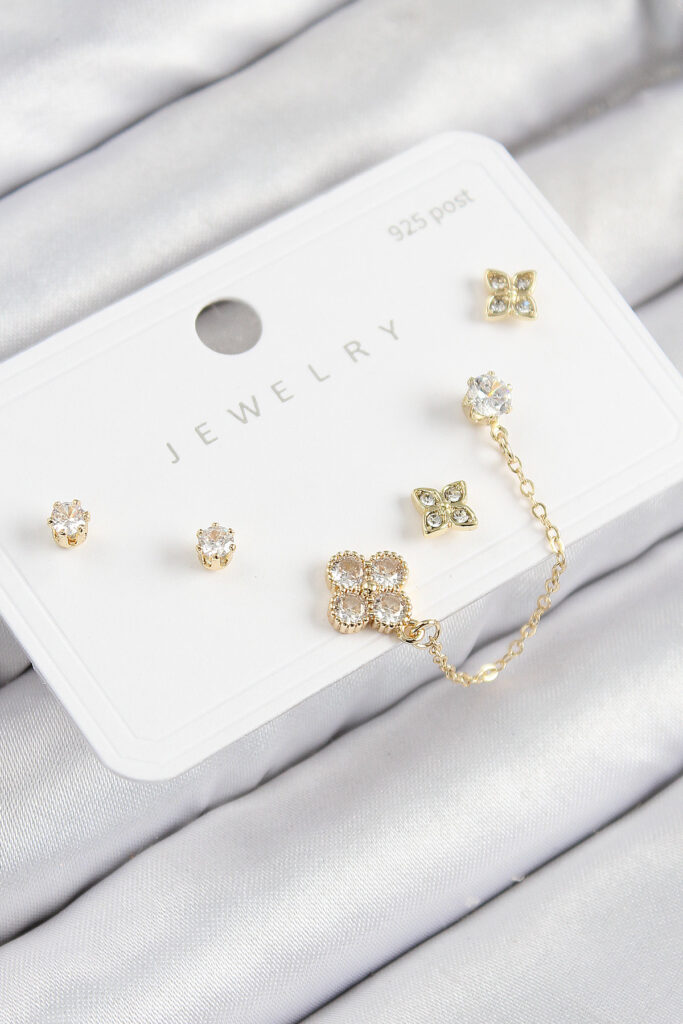 Zirkon Taşlı Yonca Model Gold Renk 925 Ayar Gümüş Çivi Küpe Set