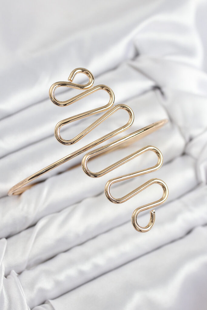 Kıvrımlı Model Gold Renk Pazu Bileklik