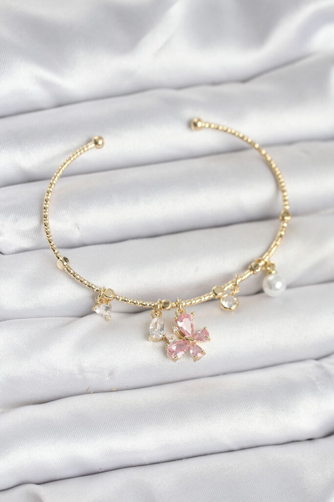 Pembe Kelebek Charmlı Gold Renk Bileklik